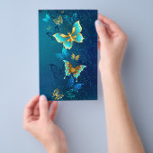 Golden Butterflies op een blauwe achtergrond Flyer (Hand)