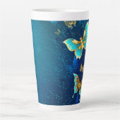 Golden Butterflies op een blauwe achtergrond Latte Mok (Voorkant)