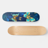 Golden Butterflies op een blauwe achtergrond Persoonlijk Skateboard (Horizontaal)