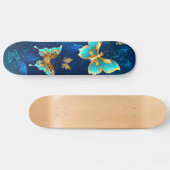 Golden Butterflies op een blauwe achtergrond Persoonlijk Skateboard (Horizontaal)