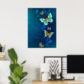 Golden Butterflies op een blauwe achtergrond Poster (Thuiskantoor)