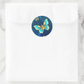 Golden Butterflies op een blauwe achtergrond Ronde Sticker (Tas)