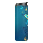 Golden Butterflies op een blauwe achtergrond Thermosbeker (Gedraaid links)