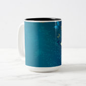 Golden Butterflies op een blauwe achtergrond Tweekleurige Koffiemok (Voorkant links)