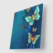 Golden Butterflies op een blauwe achtergrond Vierkante Klok (Hoek)
