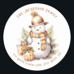 Golden Christmas Snowman Retouradres Ronde Sticker<br><div class="desc">Voeg deze Golden Christmas Snowman Return Address Classic Round Sticker toe aan uw kerstvakantie Mailings. Deze leuke, feestelijke Stickers zijn ontworpen met een Jolly Snowman, gekleed in een Golden Pet en sjaal met accenten van Green en Red Holly Branches op een witte achtergrond. De tekst bevat: uw familienaam en retouradres....</div>