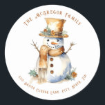 Golden Christmas Snowman Retouradres Ronde Sticker<br><div class="desc">Voeg deze Golden Christmas Snowman Return Address Classic Round Sticker toe aan uw kerstvakantie Mailings. Deze leuke, feestelijke Stickers zijn ontworpen met een Jolly Snowman, gekleed in een gouden Pet en sjaal met accenten van groene en rode Holly Branches op een witte achtergrond. De tekst bevat: uw familienaam en retouradres....</div>