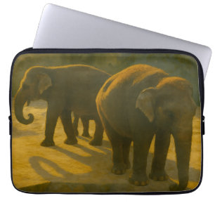 Golden Companions - Olifantentrio in warm licht Laptop Sleeve