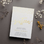Golden Confetti Sweet Sixteen Birthday Party Folie Uitnodiging<br><div class="desc">Viel haar mijlpaalverjaardag met deze 16e verjaardag uitnodigingen van "zestien" in de moderne hand geschetste scriptletters van de gouden folie en afgetopt met confetti. Pas je objecten aan met je partijgegevens hieronder. Een onvergetelijke,  luxe keuze voor fantastische lieflijke zestiende verjaardagsfeestjes.</div>