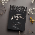 Golden Confetti Sweet Sixteen Birthday Party Folie Uitnodiging<br><div class="desc">Viel haar mijlpaalverjaardag met deze 16e verjaardag uitnodigingen van "zestien" in het moderne roos gouden folie hand geschetst script dat met confetti is afgetopt. Pas je objecten aan met je partijgegevens hieronder. Een onvergetelijke,  luxe keuze voor fantastische lieflijke zestiende verjaardagsfeestjes.</div>