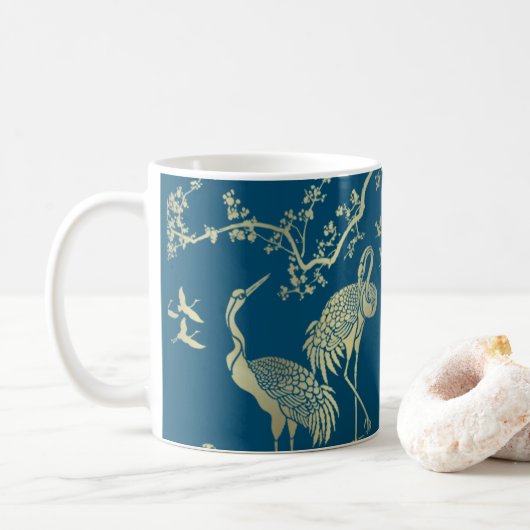 Golden cranes Art, Blauwe achtergrond Koffiemok (Met donut)