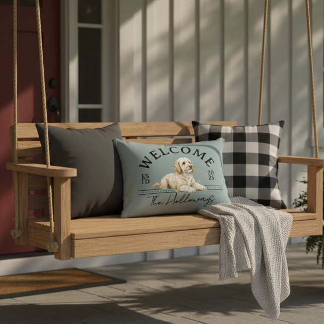 Golden Doodle Custom Familienaam Welkom Accent Kussen (Welcome guests to your home with this Golden Doodle Custom Family Name Welcome Throw Pillow!)