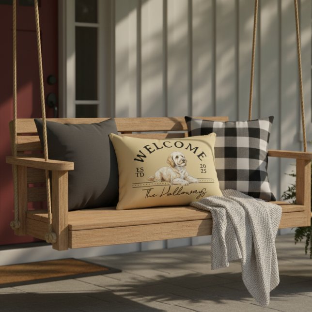 Golden Doodle Custom Familienaam Welkom Accent Kussen (Welcome guests to home with this Golden Doodle Custom Family Name Welcome Throw Pillow!)