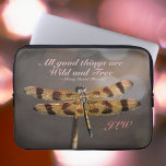 Golden Dragonfly Wild and Free Quote Laptop Sleeve<br><div class="desc">Deze mooie laptophoes citeert Henry David Thoreau: "Alle goede dingen zijn wild en vrij". Zijn rijke kleuren goud, bruin, taupe en roze zullen een natuurlijke herinnering zijn om het leven zo volledig mogelijk te laten leven en elk moment als deze gouden Dragonfly te waarderen met zijn rijke vleugels verspreid over...</div>
