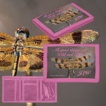 Golden Dragonfly Wild and Free Thoreau Pink Drievoud Portemonnee<br><div class="desc">Henry David Thoreau zei ooit: "Alle goede dingen zijn wild en vrij." De aardse kleuren van goud, bruin, taupe en roze zullen een natuurlijke herinnering zijn om het leven ten volle te leven en elk moment te waarderen zoals deze gouden libel met zijn iriserende vleugels wijd verspreid. Libellen symboliseren verandering,...</div>