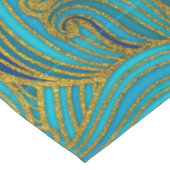 Golden Embossed Swirl Wave Pattern op Blue Tafelkleed (Gekanteld)