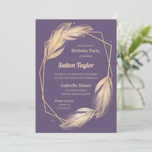 Golden Feathers op Plum Birthday Party Kaart (Staand voorkant)