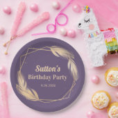 Golden Feathers op Plum Birthday Party Papieren Bordje (Feest)