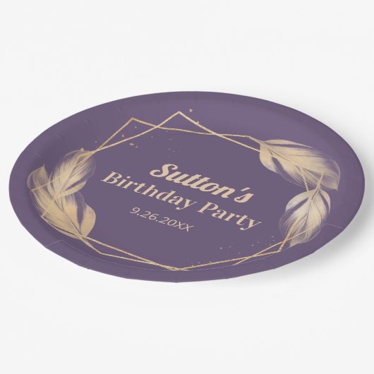 Golden Feathers op Plum Birthday Party Papieren Bordje (Gekanteld)