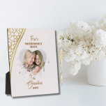 Golden First Moederdag als oma Foto Fotoplaat<br><div class="desc">Eerste Moederdag als een oma gepersonaliseerde foto Gift voor oma, moeder op Moederdag of moeder's verjaardag of nieuwe moeder. Voeg een van je favoriete foto's van je vrouw, moeder, baby/kind/huisdier/familie/paar/trouwfoto's toe aan de zwart-gouden lijsten achtergrond. Je kunt in de hele lijst een voorbeeld van je creatie bekijken. Maakt een geweldig...</div>