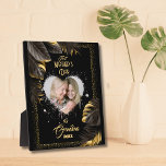 Golden First Moederdag als oma Foto Fotoplaat<br><div class="desc">Eerste Moederdag als een oma gepersonaliseerde foto Gift voor oma, moeder op Moederdag of moeder's verjaardag of nieuwe moeder. Voeg een van je favoriete foto's van je vrouw, moeder, baby/kinder/huisdieren/familie/paar/bruiloft foto's toe aan de zwarte en gouden bloemachtergrond. Je kunt in de hele lijst een voorbeeld van je creatie bekijken. Maakt...</div>