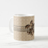 Golden Fleur De Lis met het Cream Damask Pattern Koffiemok (Voorkant links)