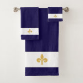 Golden Fleur de Lis op Navy Blue & White Bad Handdoek (Insitu)