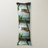 Golden Forest Cat – Minimal Jungle Portrait Lichaamskussen (Voorkant Verticaal)