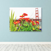 Golden Gate Bridge achter bloemen Canvas Afdruk (Insitu (Houten vloer))