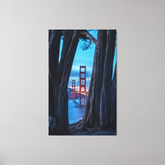 Golden Gate Bridge door de bomen bij Twilight Canvas Afdruk (Voorkant)