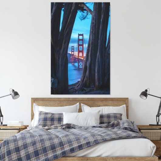 Golden Gate Bridge door de bomen bij Twilight Canvas Afdruk (Insitu (Slaapkamer))