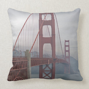 Golden gate bridge in mist. kussen