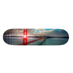 Golden Gate Bridge met Sun Shining through. Skateboard