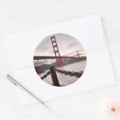 Golden Gate Bridge tegen bergen Ronde Sticker (Envelop)