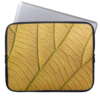 Golden geel bladpatroon in de ochtend. laptop sleeve