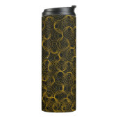 golden geometric pattern on a black background. Vi Thermosbeker (Gedraaid links)