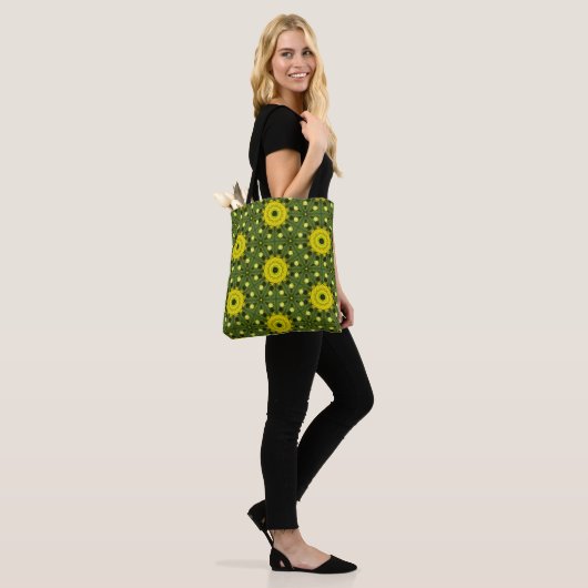 Golden Green Sunburst Kaleidoscoop Bloemenpatroon Tote Bag (Op model)