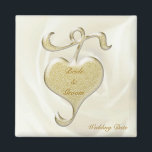 Golden Heart Wedding Favor Magnet<br><div class="desc">Edelachtig gouden hart op een wazige witte rozenachtergrond versiert deze mooie huwelijksgunst. U kunt het personaliseren toevoegend namen en datum.</div>