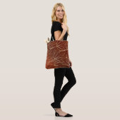 Golden herfbladeren patroon op bruin tote bag (Op model)