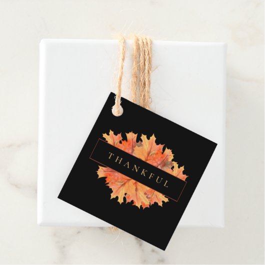Golden Herfst Maple Leaves Custom Black Botanical Bedankjes Labels (In situ)