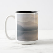 Golden Hour Mist & Boat Scenery, 15 oz Tweekleurige Koffiemok (Links)