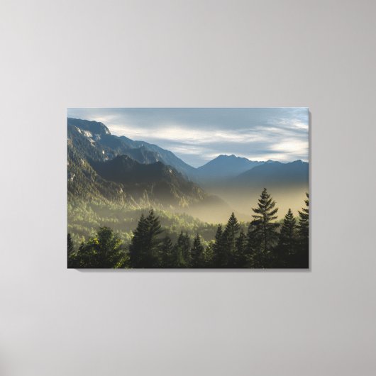 Golden Hour Misty Peaks Evergreen Forest Art Canvas Afdruk (Voorkant)