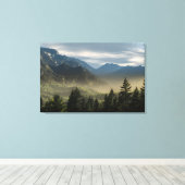Golden Hour Misty Peaks Evergreen Forest Art Canvas Afdruk (Insitu (Houten vloer))