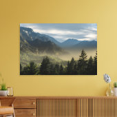 Golden Hour Misty Peaks Evergreen Forest Art Canvas Afdruk (Insitu (Woonkamer))