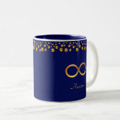 Golden Infinity Symbol & Confetti op Navy Blue Tweekleurige Koffiemok (Voorkant rechts)