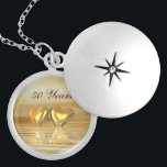 Golden Jubileum Hearts Locket Ketting<br><div class="desc">Dit ketting is een geweldig 50-jarig jubileumgeschenk en heeft mijn kunstwerk van een geheel gouden en gele scène met goudkleurige harten die op het water drijven.  tekst zegt "50 jaar".</div>