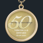 Golden Jubileum Ketting<br><div class="desc">50 jaar huwelijk is reden om te vieren. Eet dat speciale stel in stijl met dit keepomwille ketting. Een closeup foto van een brutale gouden achtergrond compenseert de grote "5-0" die met uw aangepaste tekst is overgedrukt. Voeg de naam en trouwdatum van het stel toe. Overeenkomende producten beschikbaar.</div>