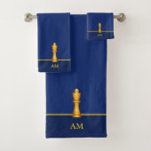 Golden King & Monogram op Navy Blue Bad Handdoek (Insitu)