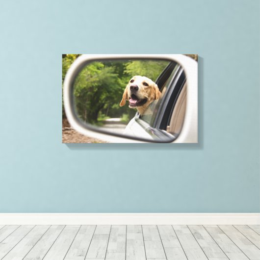 Golden Labrador in Rearview Mirror Canvas Afdruk (Insitu (Houten vloer))
