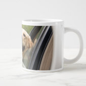 Golden Labrador in Rearview Mirror Grote Koffiekop (Rechts)